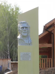 Памятник А.П.Чехову в деревне Белая